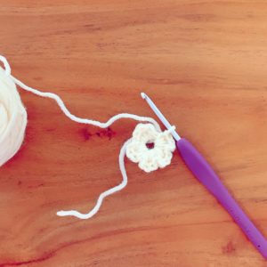 最初に作ったくさり編みの輪の中に針を入れて、②〜④を5回繰り返す