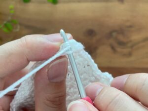 側面を編んで、最後に【細編み】を2目多く編んだら、糸処理できる長さ分の糸を残して、切る