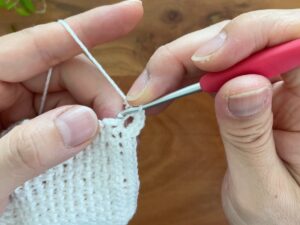 編み始めの糸をとじ針に通して、糸処理