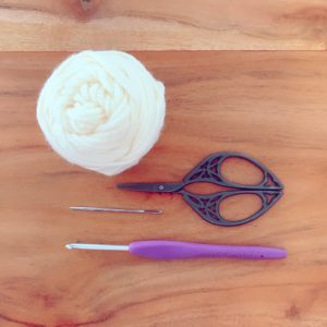 毛糸、ハサミ、とじ針、かぎ針