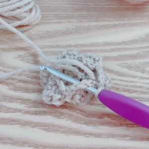 １周したら、最初のループに引き抜く
くさり編みの目を拾わずにループを編み包む