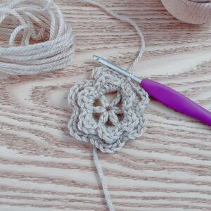 繰り返して、花びらを6枚編む
最初の細編みの頭に引き抜く