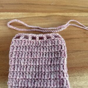 くさり編みで紐を編む