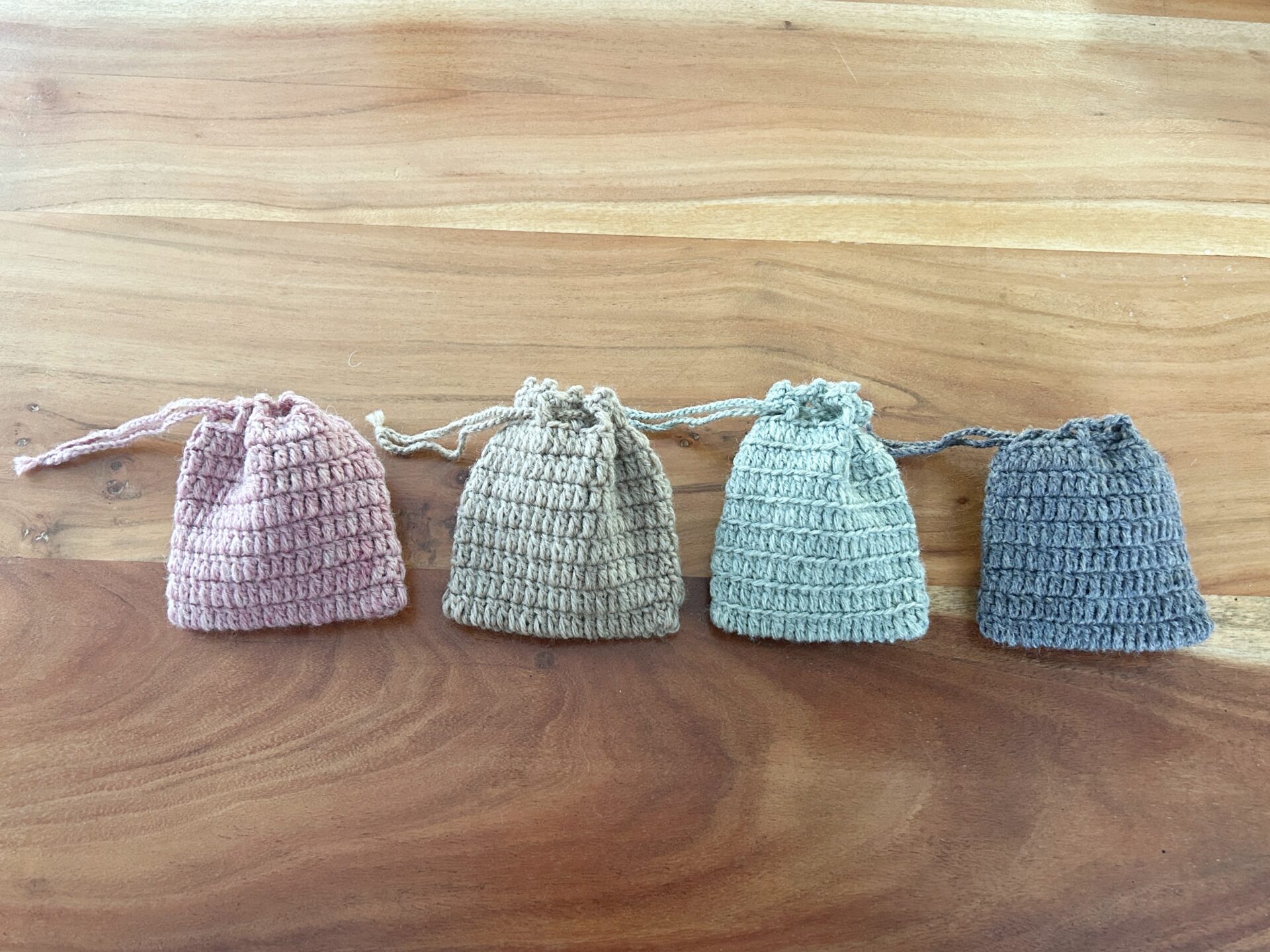かぎ針編みのシンプルな巾着《初心者さん向けの簡単な編み方》