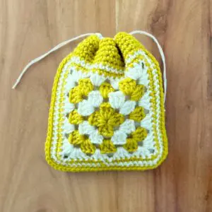 大人気！《グラニースクエアの巾着》が動画付きキットに - ドゥジャンテ