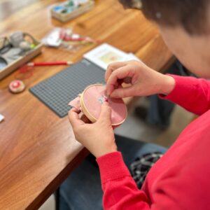 ハンガリー刺繍を指している、生徒さんのお手元