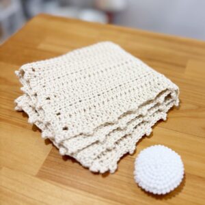 生徒さん完成作品:ハンカチとまんまるビーズのブローチ